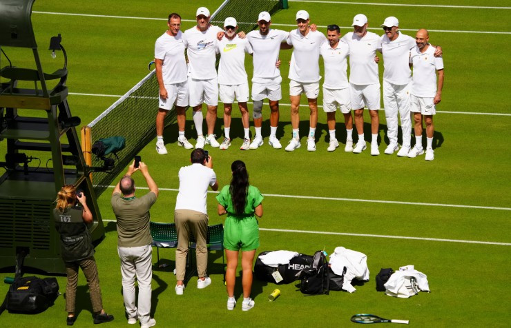 Novak Djokovic và Jannik Sinner cùng đội ngũ trên sân tập Wimbledon