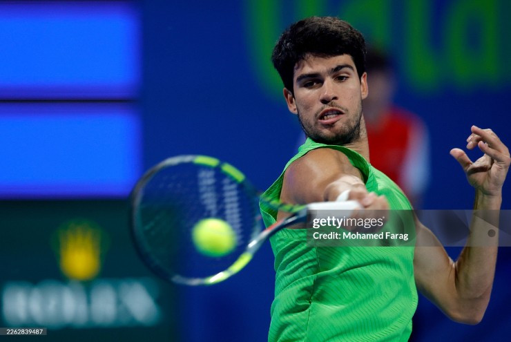 Carlos Alcaraz thi đấu tại chung kết Qatar Open