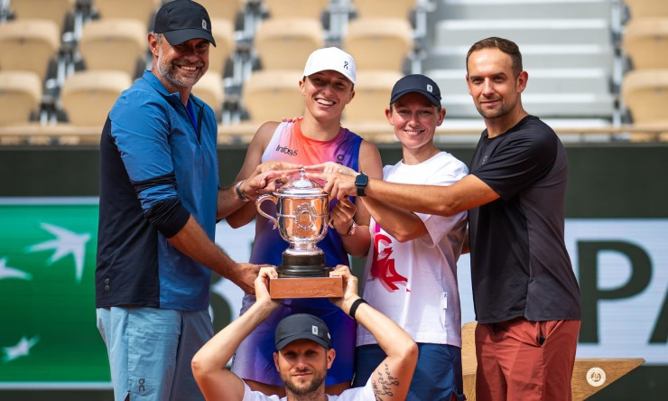 Iga Swiatek ăn mừng cùng đội ngũ hỗ trợ sau chức vô địch Roland Garros 2024