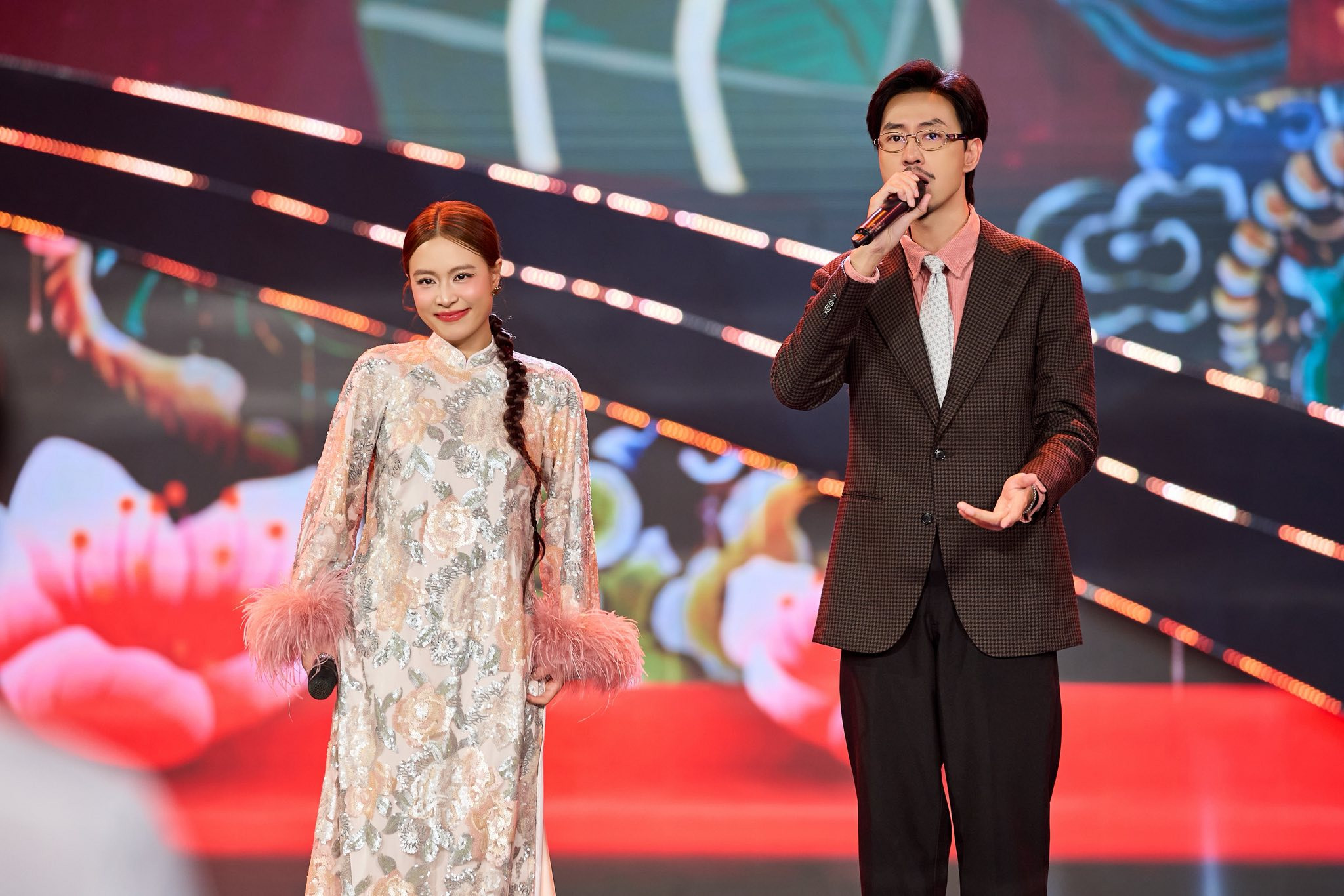 Rapper Đen và ca sĩ Hoàng Thùy Linh biểu diễn ca khúc Vị nhà trong chương trình Đón Tết cùng VTV