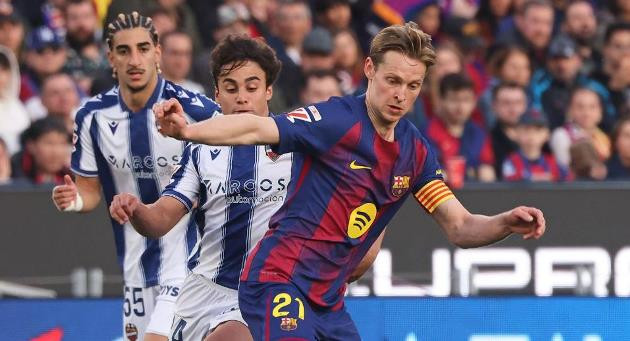 Frenkie de Jong điều tiết lối chơi cho Barcelona trong trận gặp Levante