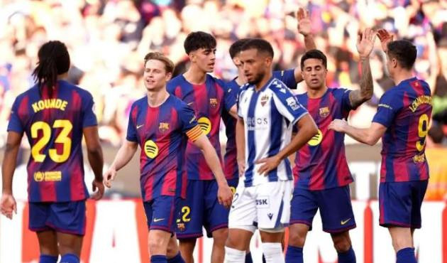 De Jong ăn mừng bàn thắng cùng các đồng đội tại Camp Nou