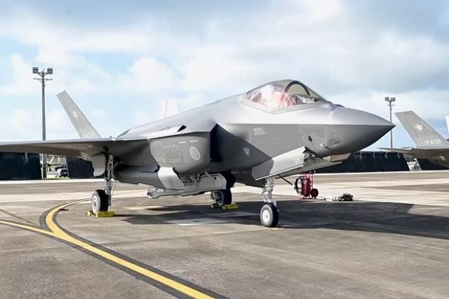 Tiêm kích F-35I Adir của Không quân Israel trên đường băng