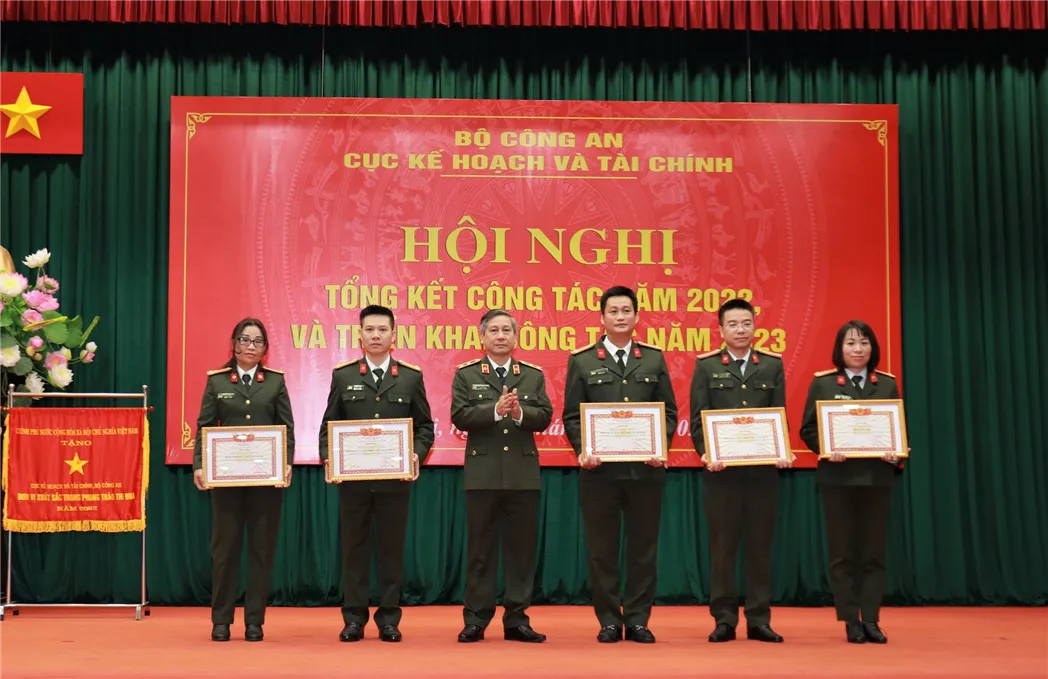 Trao danh hiệu Đơn vị Quyết thắng cho các tập thể xuất sắc