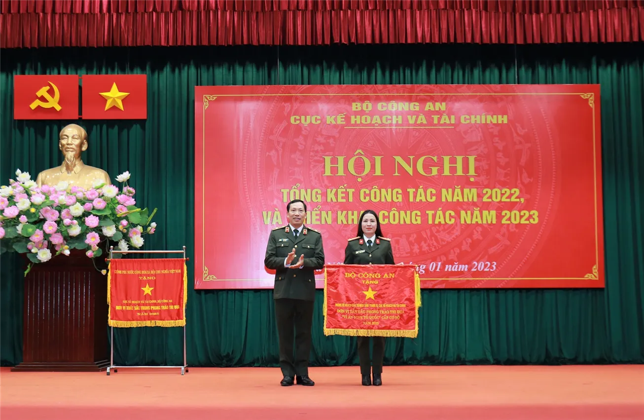 Thứ trưởng Lê Văn Tuyến trao Cờ thi đua cho Phòng Kế hoạch đầu tư mua sắm trang bị