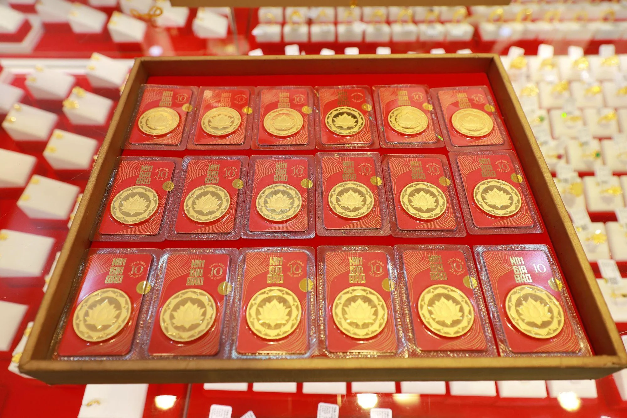 Giá vàng chiều nay 24/2/2026: Giá vàng SJC đi ngang; vàng thế giới giữ dưới 5200 USD