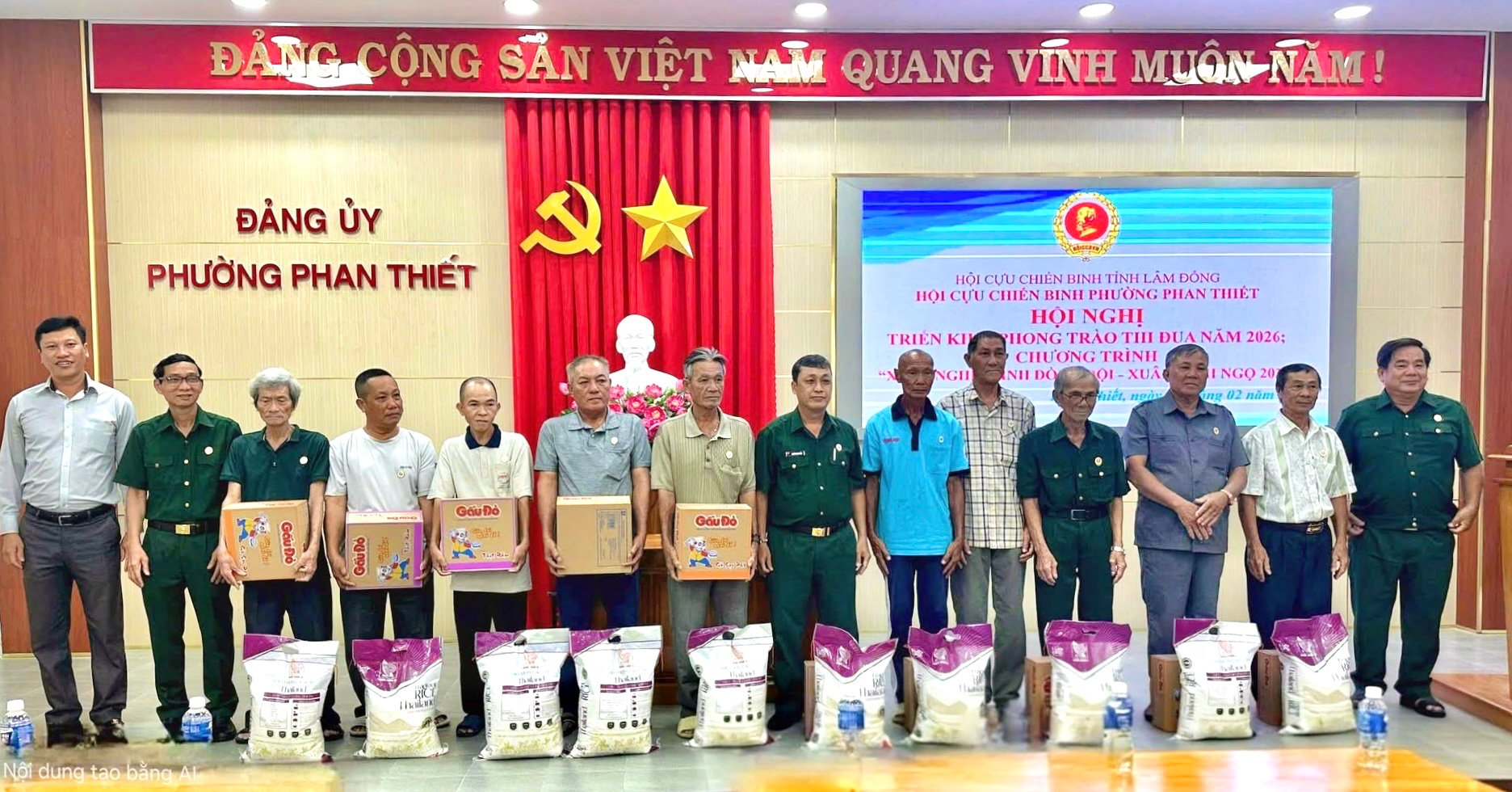 Hội CCB phường Phan Thiết tặng quà cho các hội viên có hoàn cảnh khó khăn