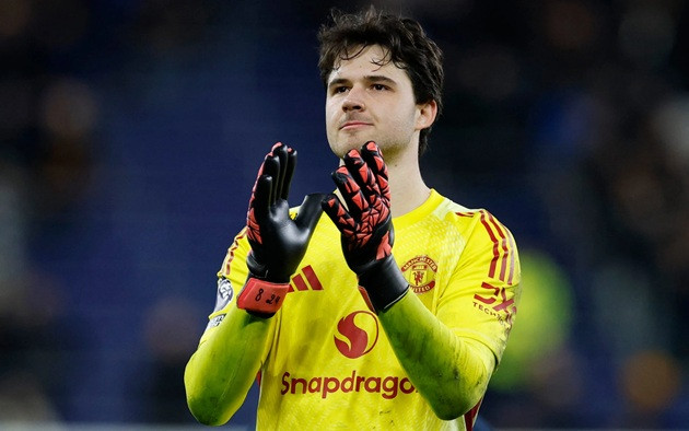 Thủ thành Senne Lammens thi đấu điềm tĩnh trong màu áo Manchester United.