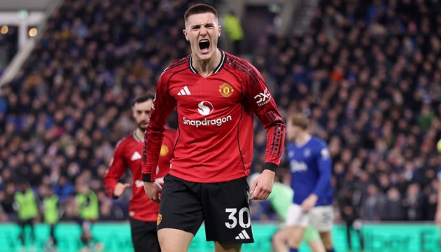Benjamin Sesko ăn mừng bàn thắng vào lưới Everton cho Manchester United.