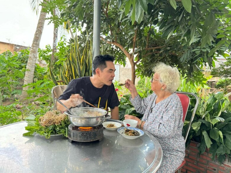 Nam diễn viên dành thời gian chăm sóc mẹ ruột và tận hưởng cuộc sống.