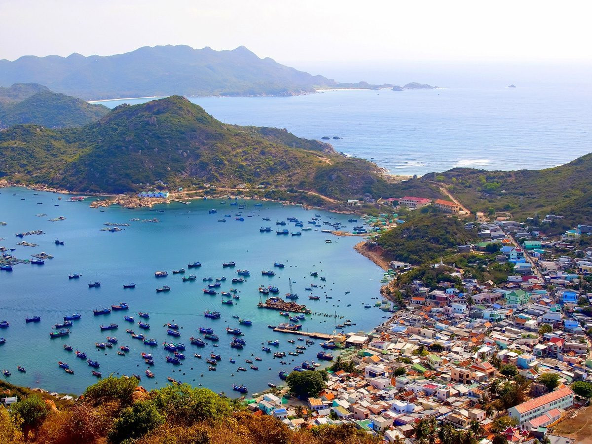 Vịnh Cam Ranh đóng vai trò là điểm tựa chiến lược về quốc phòng và kinh tế biển.