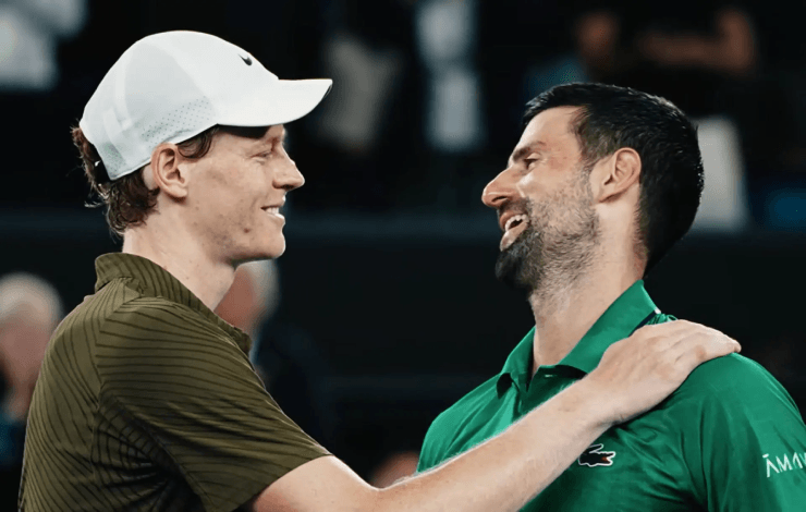 38 tuổi, Nole vẫn có cách riêng để đánh bại đối thủ hàng đầu, Jannik Sinner (bên trái)