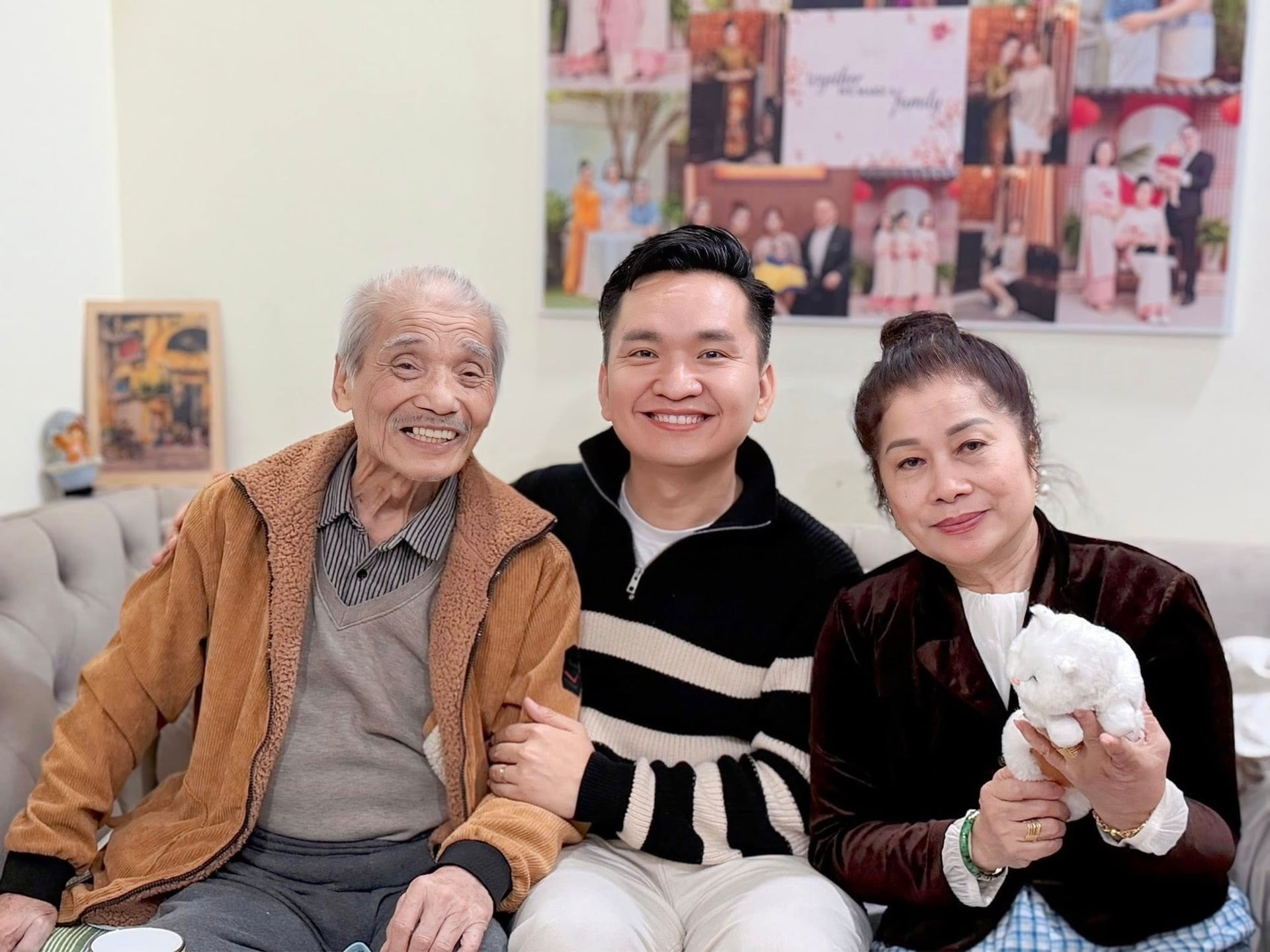 MC Hạnh Phúc và vợ chồng NSND Trần Hiếu trong chuyến thăm đầu năm