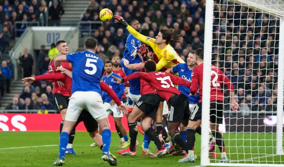 Màn trình diễn xuất sắc của Senne Lammens trước Everton.
