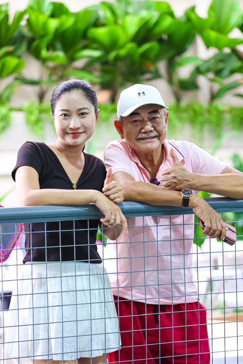 NSND Việt Anh kết hôn với bà xã kém 36 tuổi, cũng là quản lý của ông.