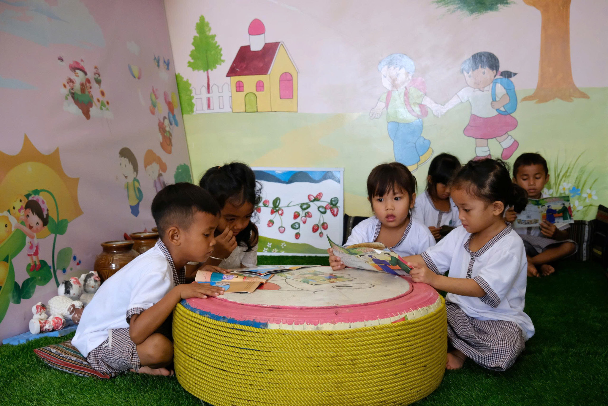Tăng cường tiếng Việt cho trẻ mầm non được thực hiện thông qua nhiều chương trình khác nhau
