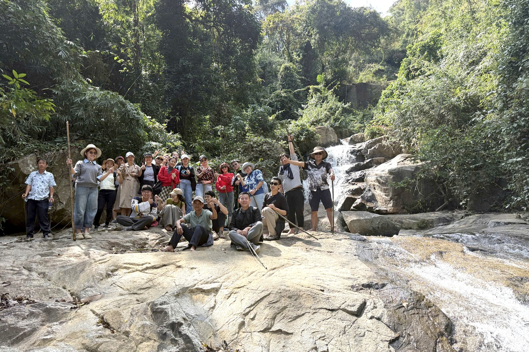 Turister njuter av flygplanets vattenfall.jpg