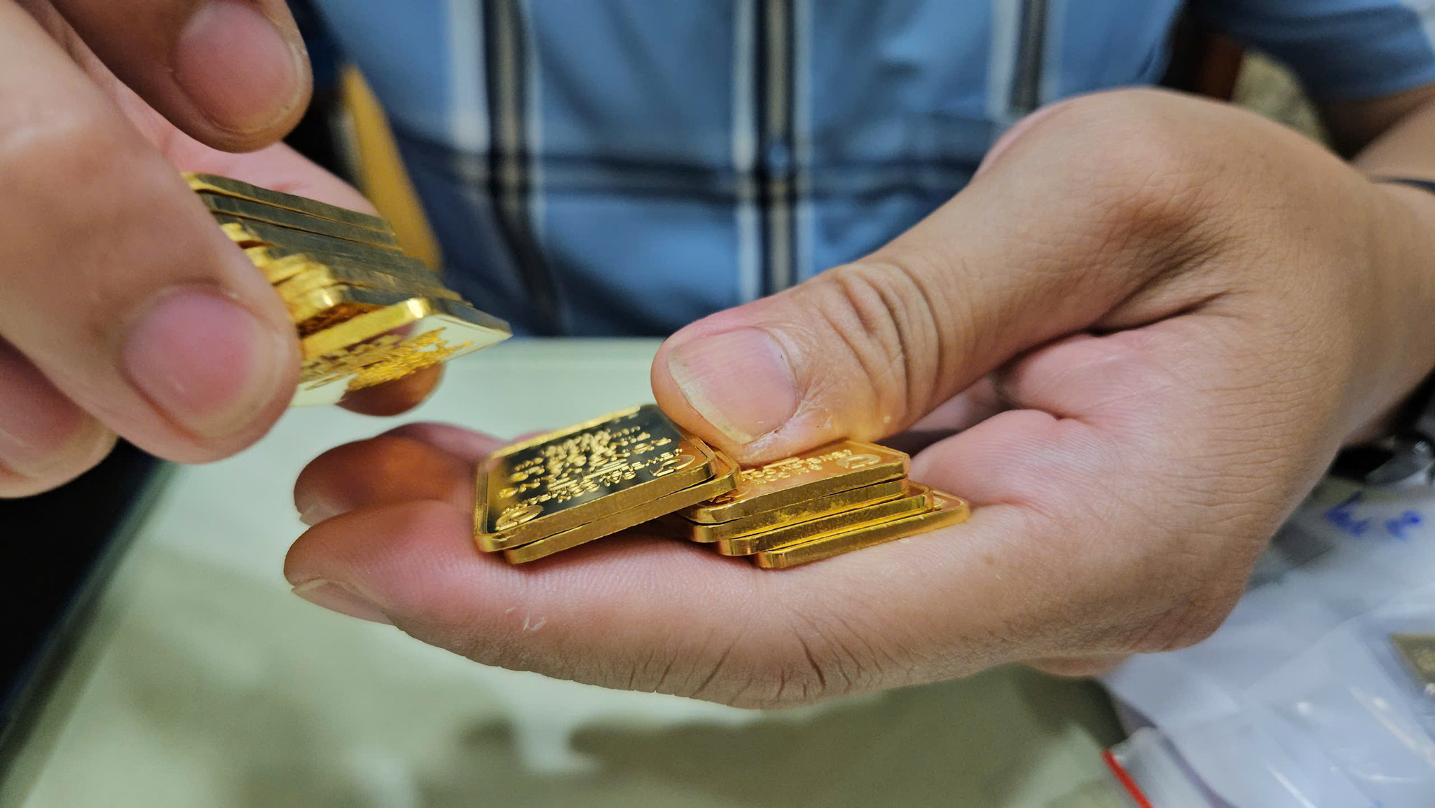 Giá vàng chiều nay 25/2/2026: Vàng nhẫn 9999 BTMC giảm; vàng thế giới giữ giá đi ngang