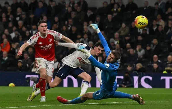 Gyokeres cho thấy bản năng sát thủ thực sự ở trận derby Bắc London.