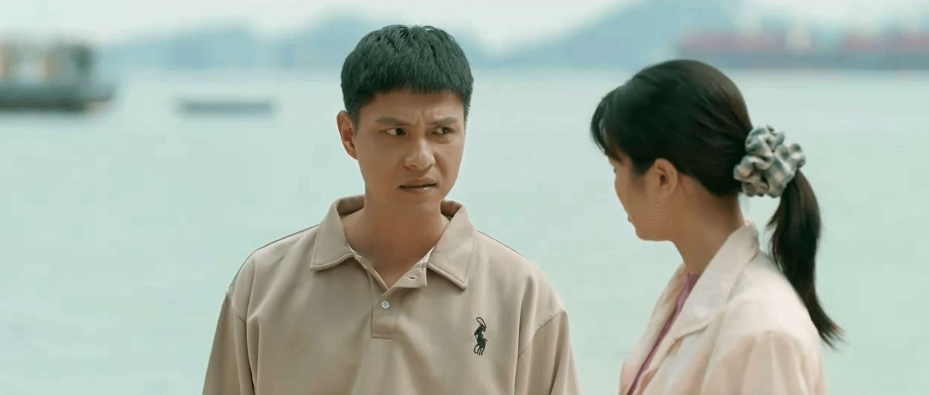 Trang gửi đồ ăn cho đội dân quân tự vệ.