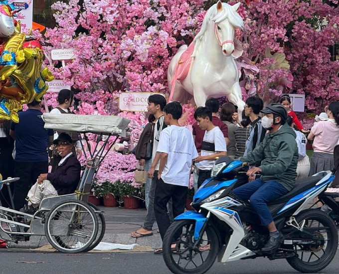 Người dân đi sắm Tết tại Khánh Hòa. Ảnh: Bùi Toàn