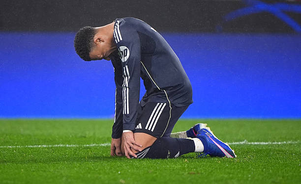 Mbappe ngồi ngoài vì chấn thương.