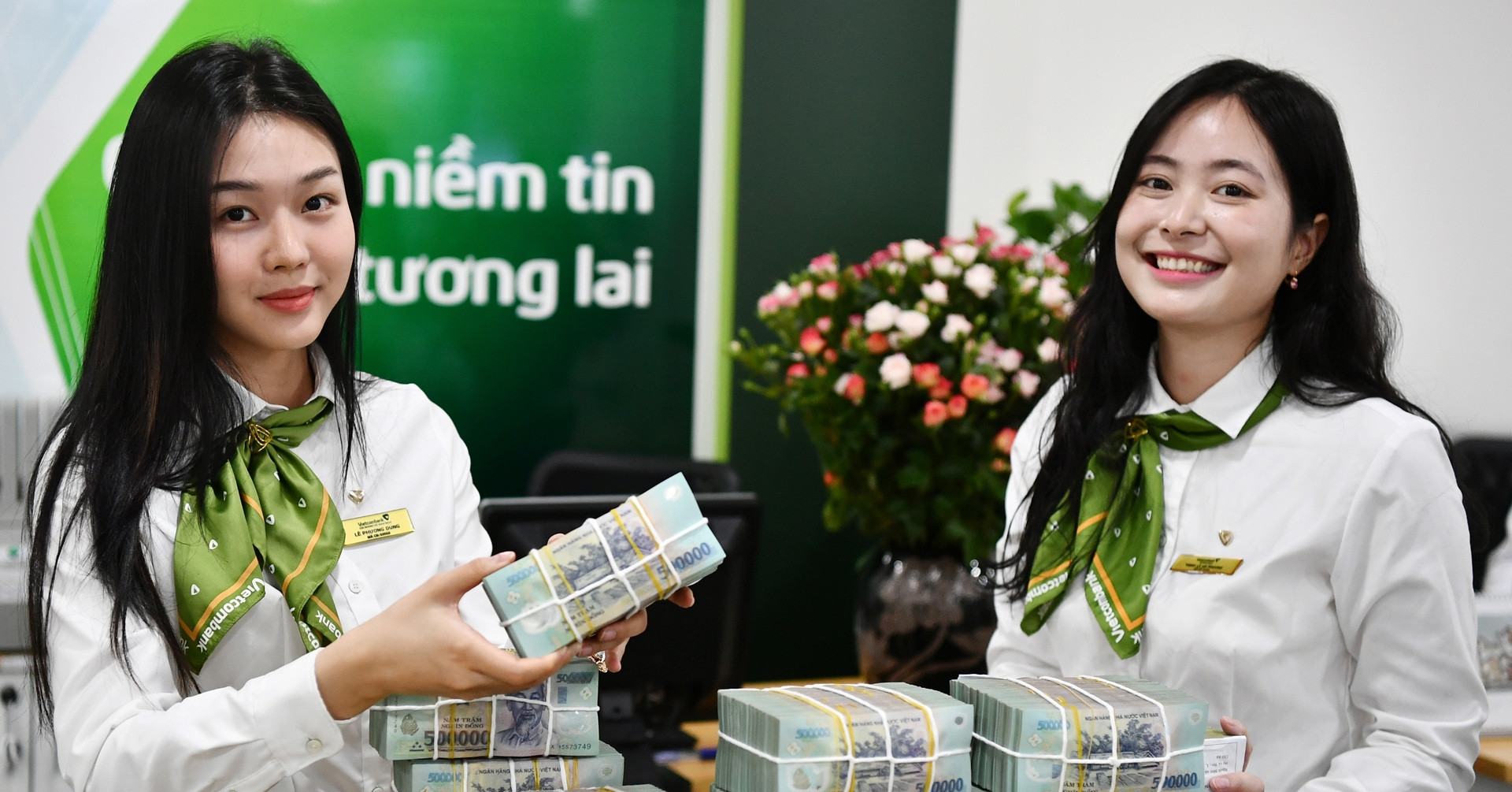 Các ngân hàng lớn đua nhau cộng thêm lãi suất huy động cho khách hàng gửi tiền