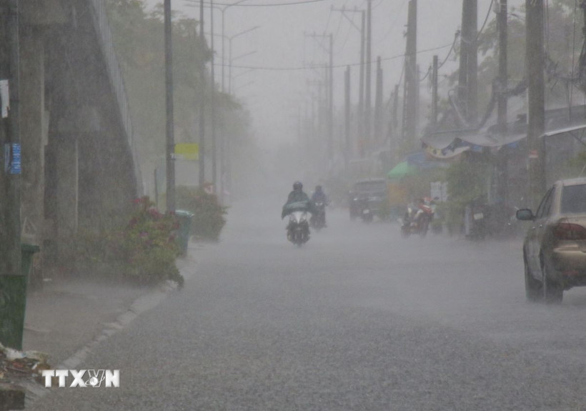 Người dân cần chú ý khi đi ra ngoài trong lúc mưa dông. (Ảnh: Duy Khương/TTXVN)