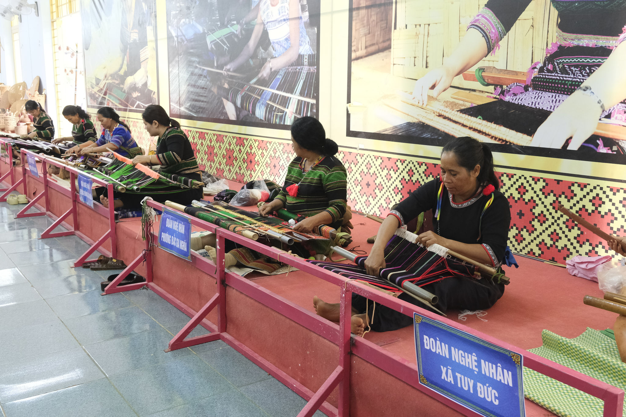 Các đoàn nghệ nhân tham gia phần thi dệt thổ câ