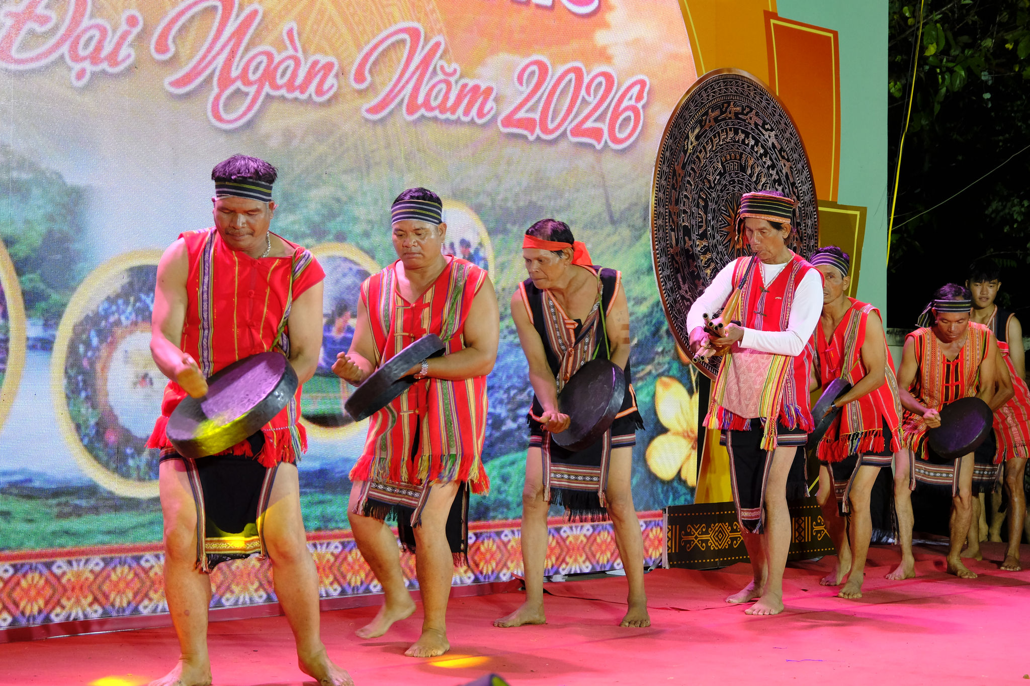 Phần thi biểu diễn cồng chiêng của đoàn nghệ nhân phườn