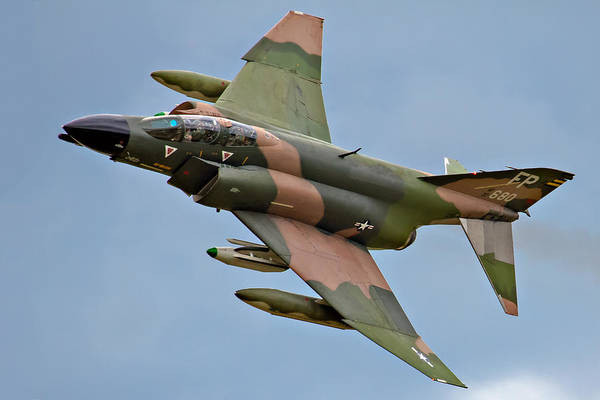 Máy bay tiêm kích F-4 Phantom II đang bay