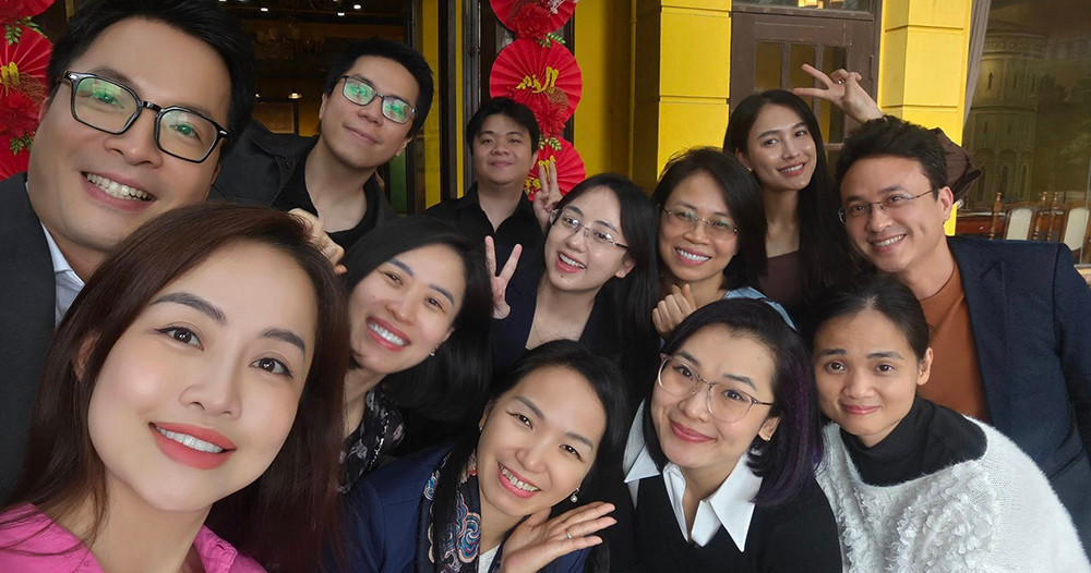 MC Đoàn Minh Hằng bên các đồng nghiệp trong ngày khai xuân