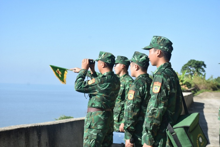 Ngọn hải đăng cổ kính trên đỉnh Hòn Khoai