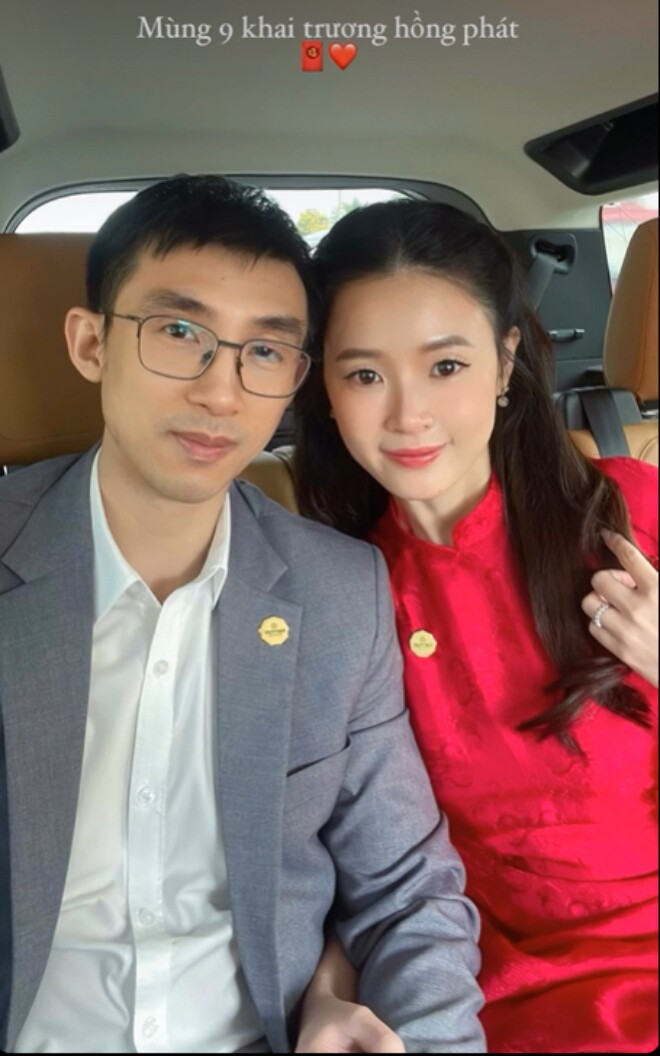 Vợ chồng Midu rạng rỡ diện áo dài truyền thống trong ngày khai xuân.