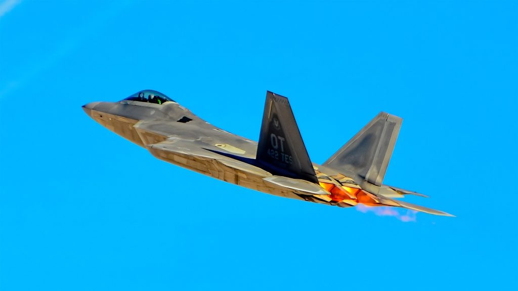 Tiêm kích tàng hình F-22 Raptor của Không quân Mỹ đang bay trên bầu trời