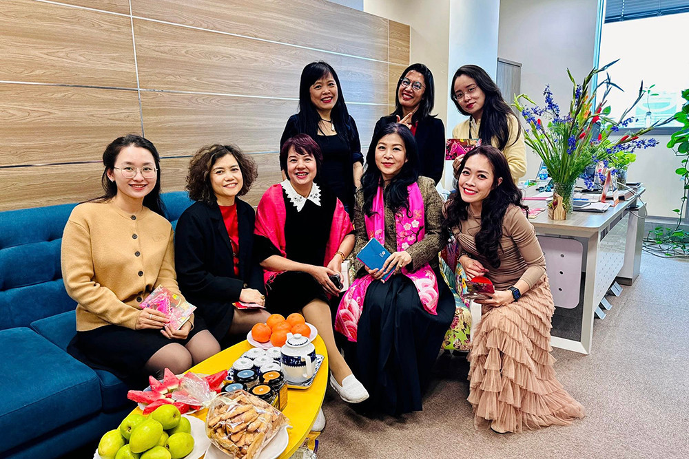 MC Hoàng Trang vui vẻ cùng đồng nghiệp ngày khai xuân