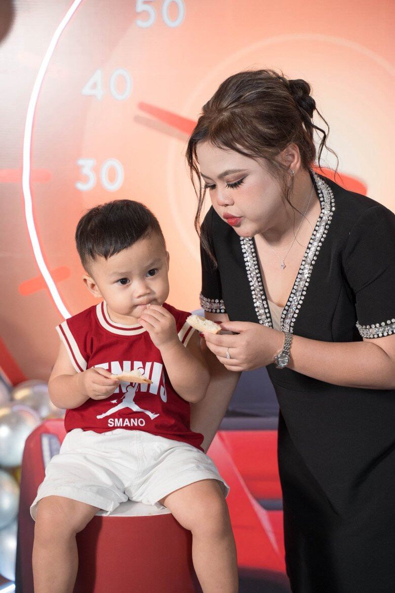 Ngọc Hoa vừa “chạy show”, vừa chăm sóc con trai và gia đình chu toàn.