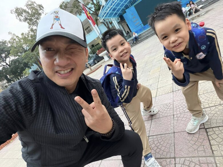 MC Thành Trung rạng rỡ khi đón hai quý tử đi học về.