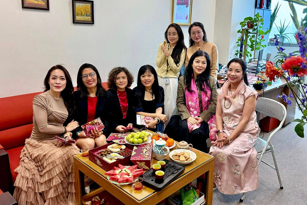 MC Hoàng Trang chụp ảnh lưu niệm cùng đồng nghiệp VTV