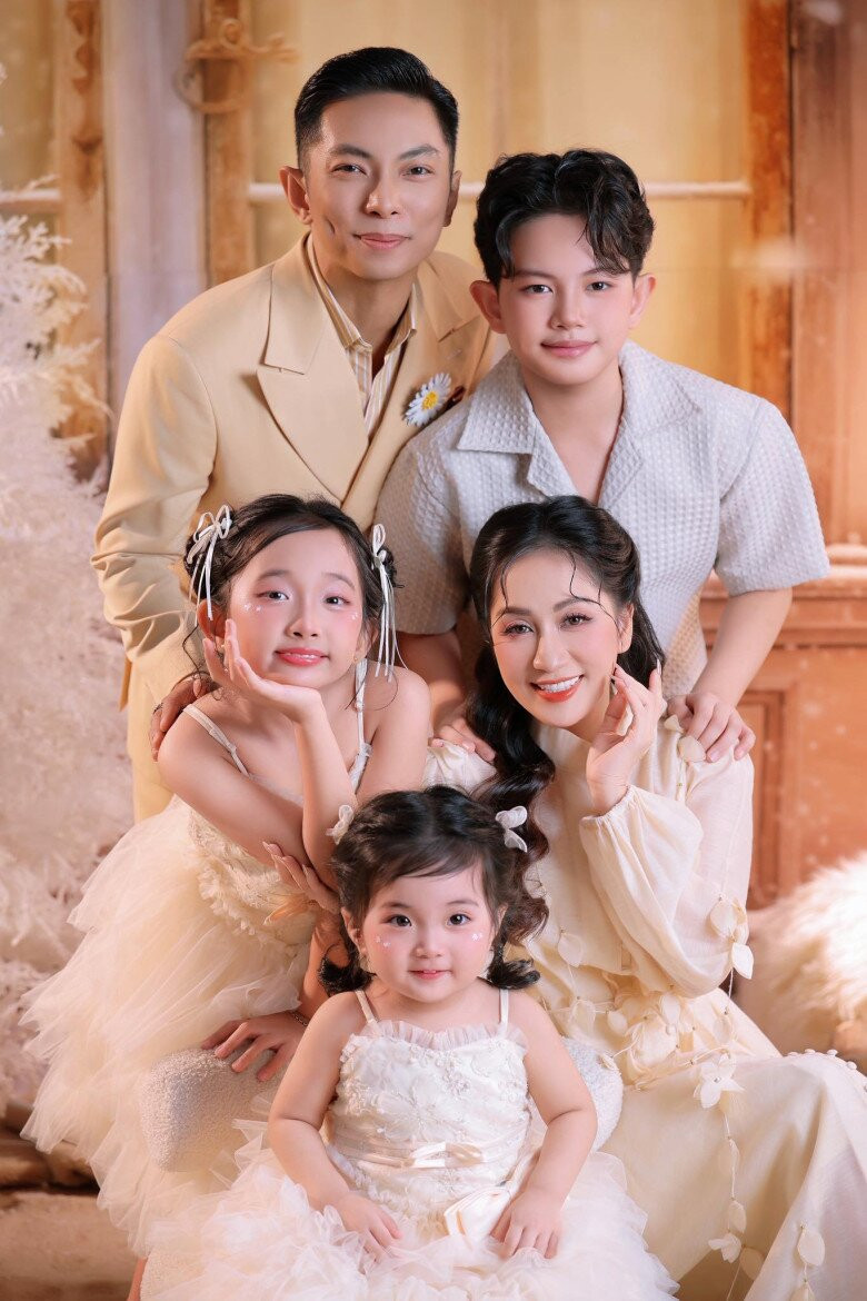 Khánh Thi dành thời gian du lịch cùng các con để bù đắp sau một năm bận rộn.