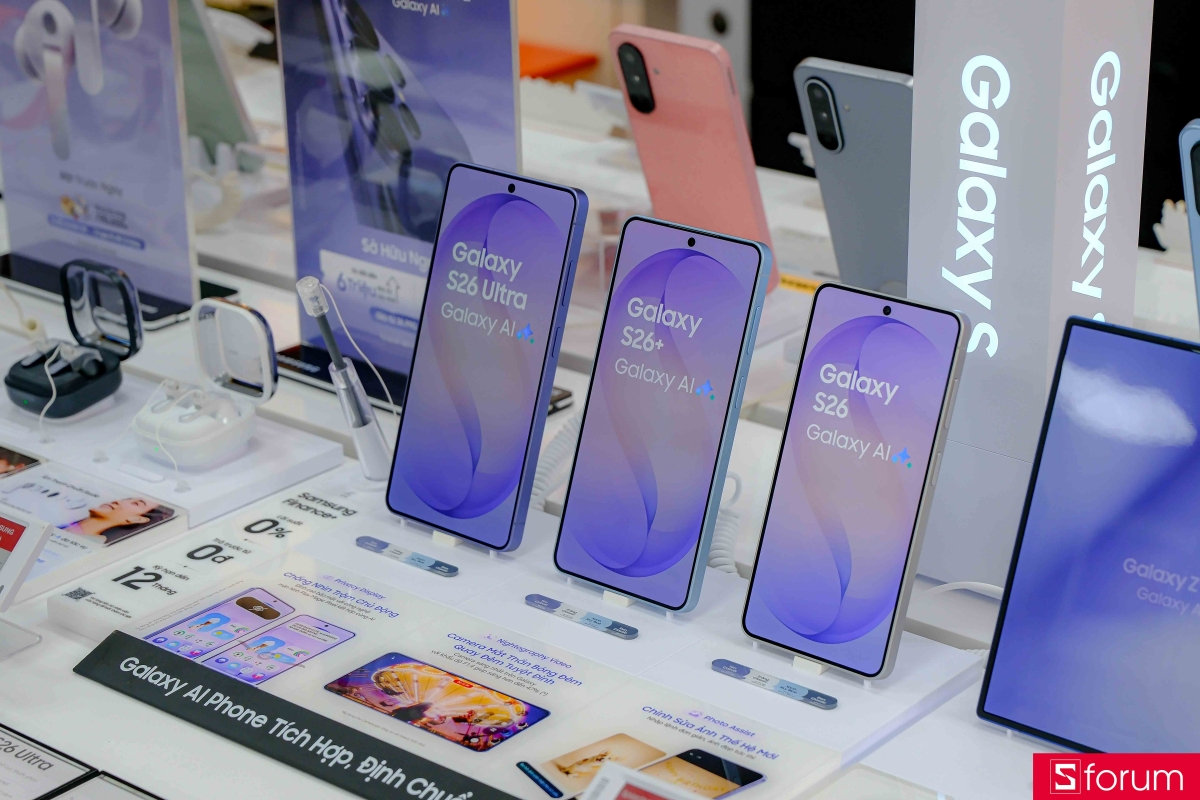 Màn hình Galaxy S26 Ultra hiển thị rõ ràng khi nhìn trực diện