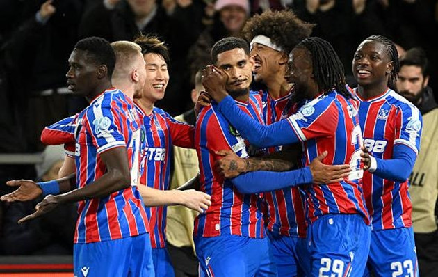 Các cầu thủ Crystal Palace vượt qua giai đoạn khó khăn để tiến vào vòng 16 đội.