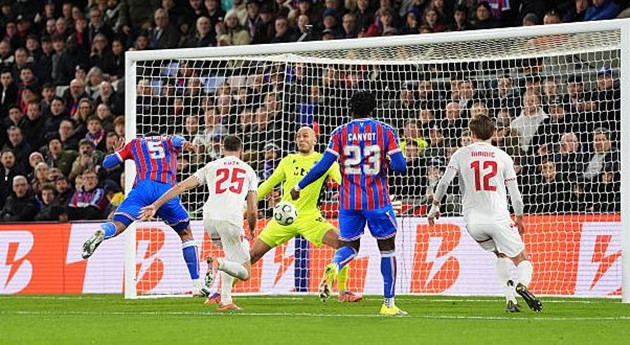 Các cầu thủ Crystal Palace tạo ra sức ép nghẹt thở lên phần sân của Zrinjski Mostar.