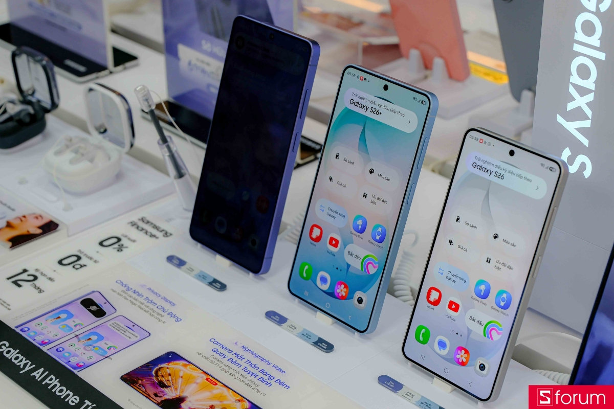 Khách hàng trải nghiệm thực tế Galaxy S26 tại cửa hàng