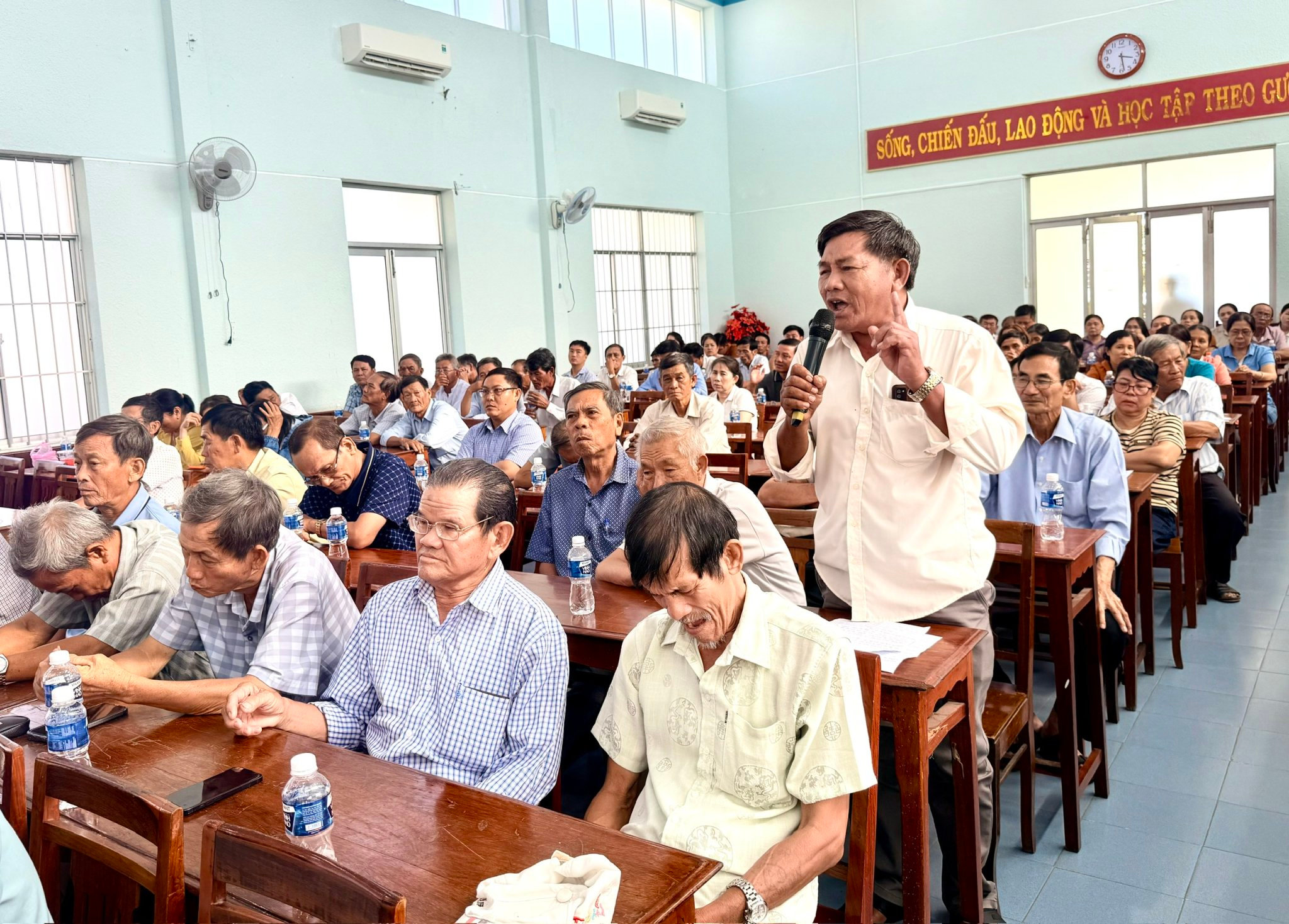 Cử tri xã Bắc Bình phát biểu ý kiến tại hội nghị