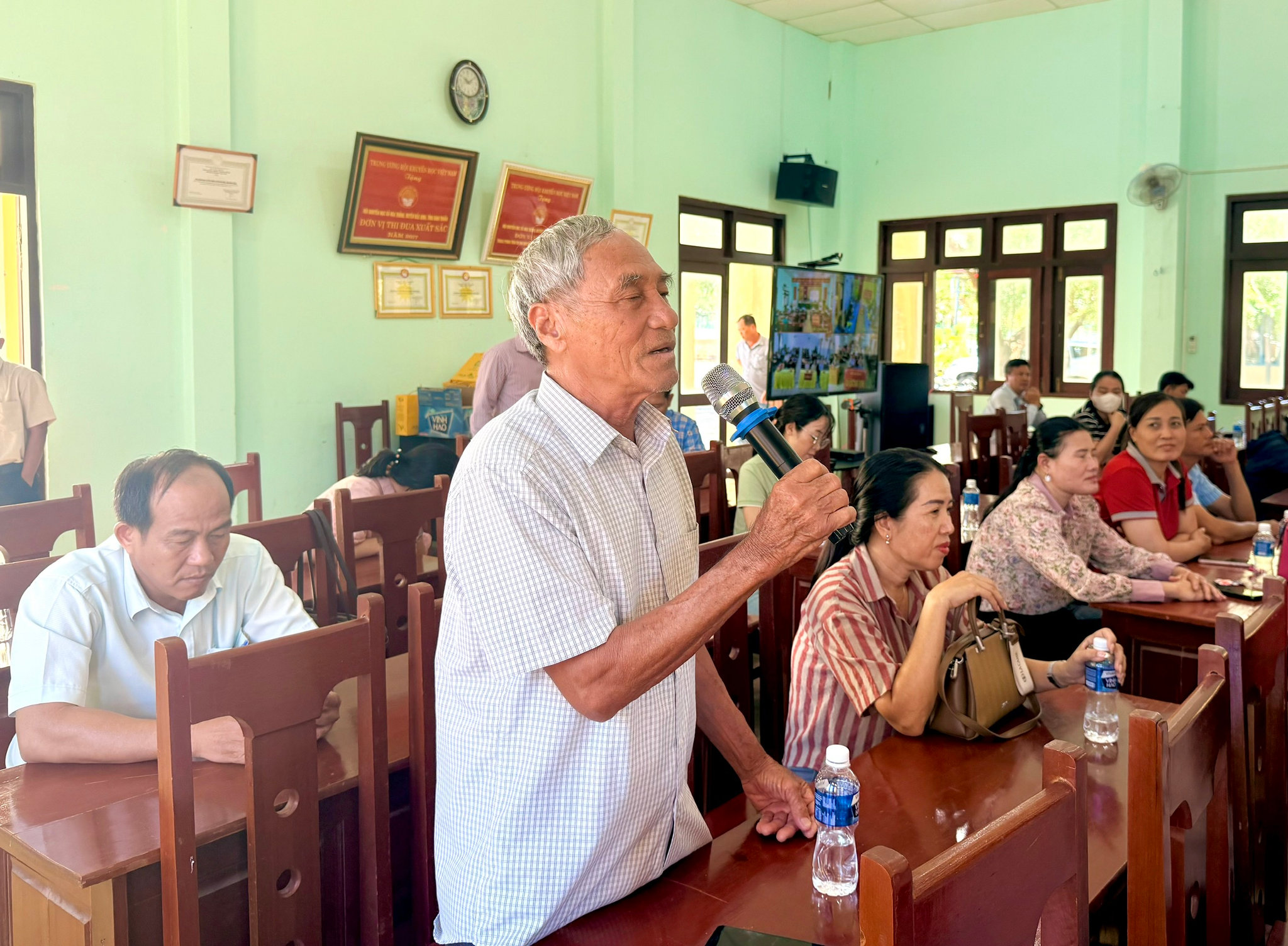 Cử tri xã Hòa Thắng phát biểu tại hội nghị