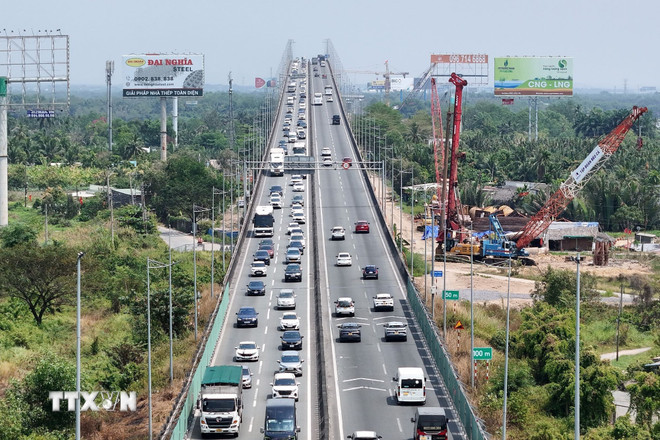 Cầu Long Thành thuộc cao tốc Thành phố Hồ Chí Minh-Long Thành, cửa ngõ phía Đông Thành phố Hồ Chí Minh. (Ảnh: Hồng Đạt/TTXVN) ttxvn-giao-thong-cua-ngo-tp-ho-chi-minh-tang-cao-ngay-cuoi-ky-nghi-tet-2202-2.jpg