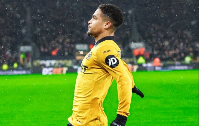 Joao Gomes mở tỷ số cho Wolves trong trận gặp Aston Villa.