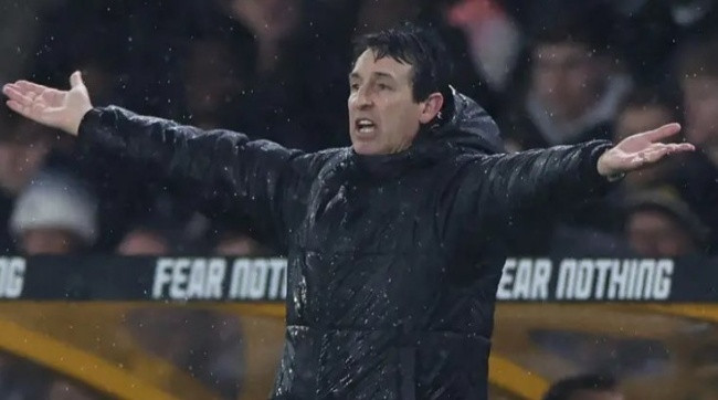 HLV Unai Emery không hài lòng với màn trình diễn của các học trò.