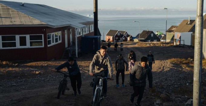 Trẻ con địa phương vui chơi bên ngoài trời ở Ittoqqortoormiit. Ảnh: Visit Greenland